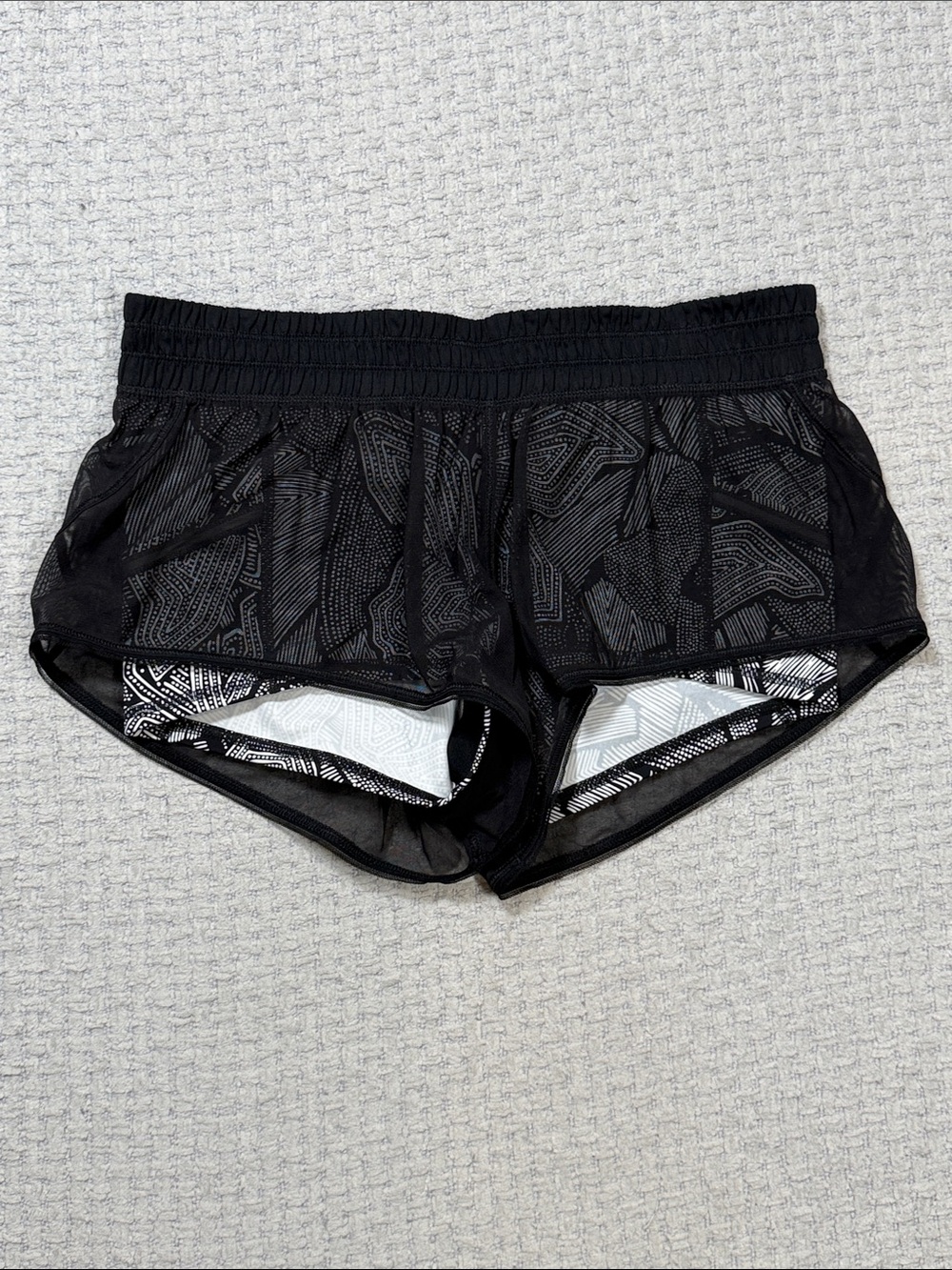 Lululemon City Sky Run By Short In Black Dottie Tribe White Black SIZE 8